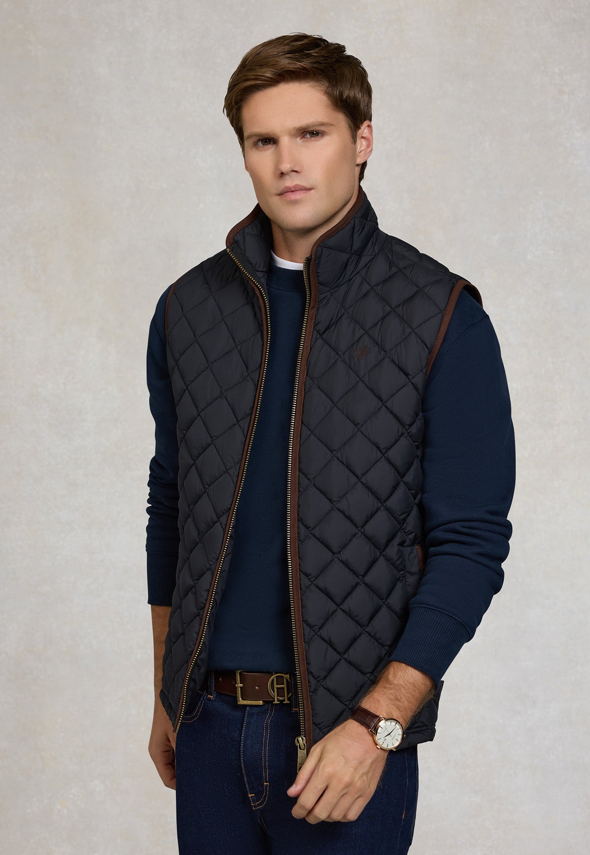 Holland Cooper Men’s Country Quilted Gilet in Ink Navy, men’s navy diamond quilted gilet with faux leather binding and chest embroidery.