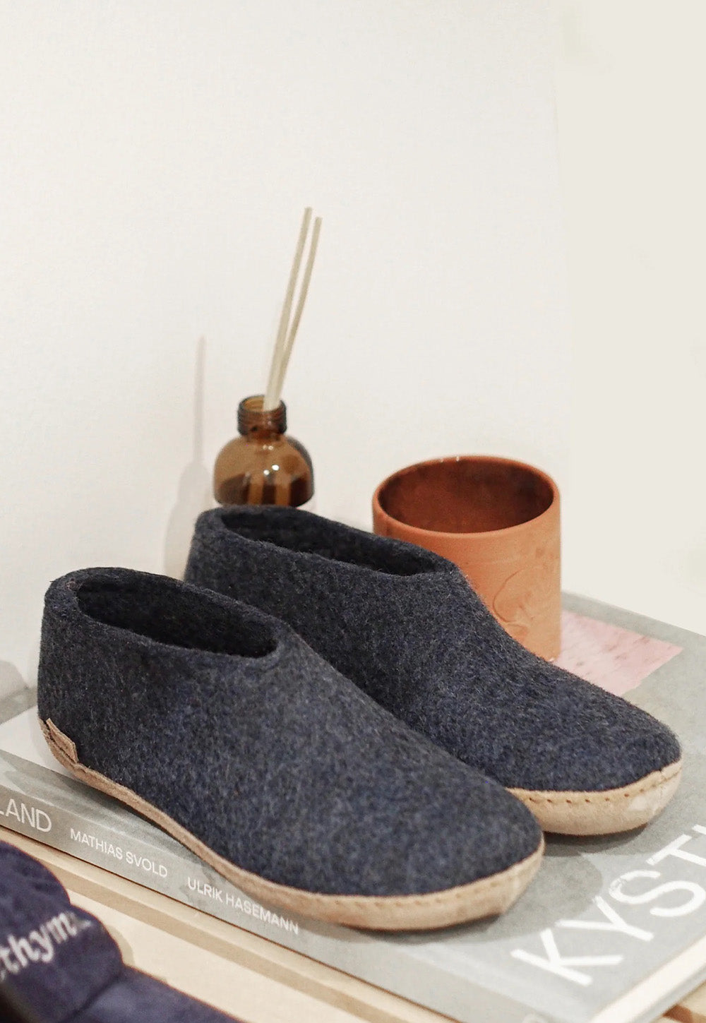 The Leather Shoe - Charcoal