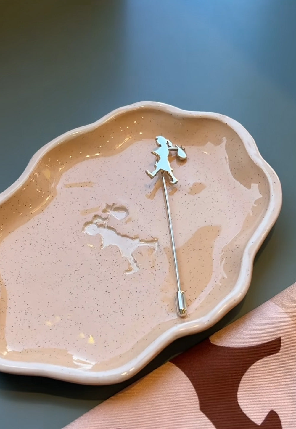 KW Runaway Dish Peach