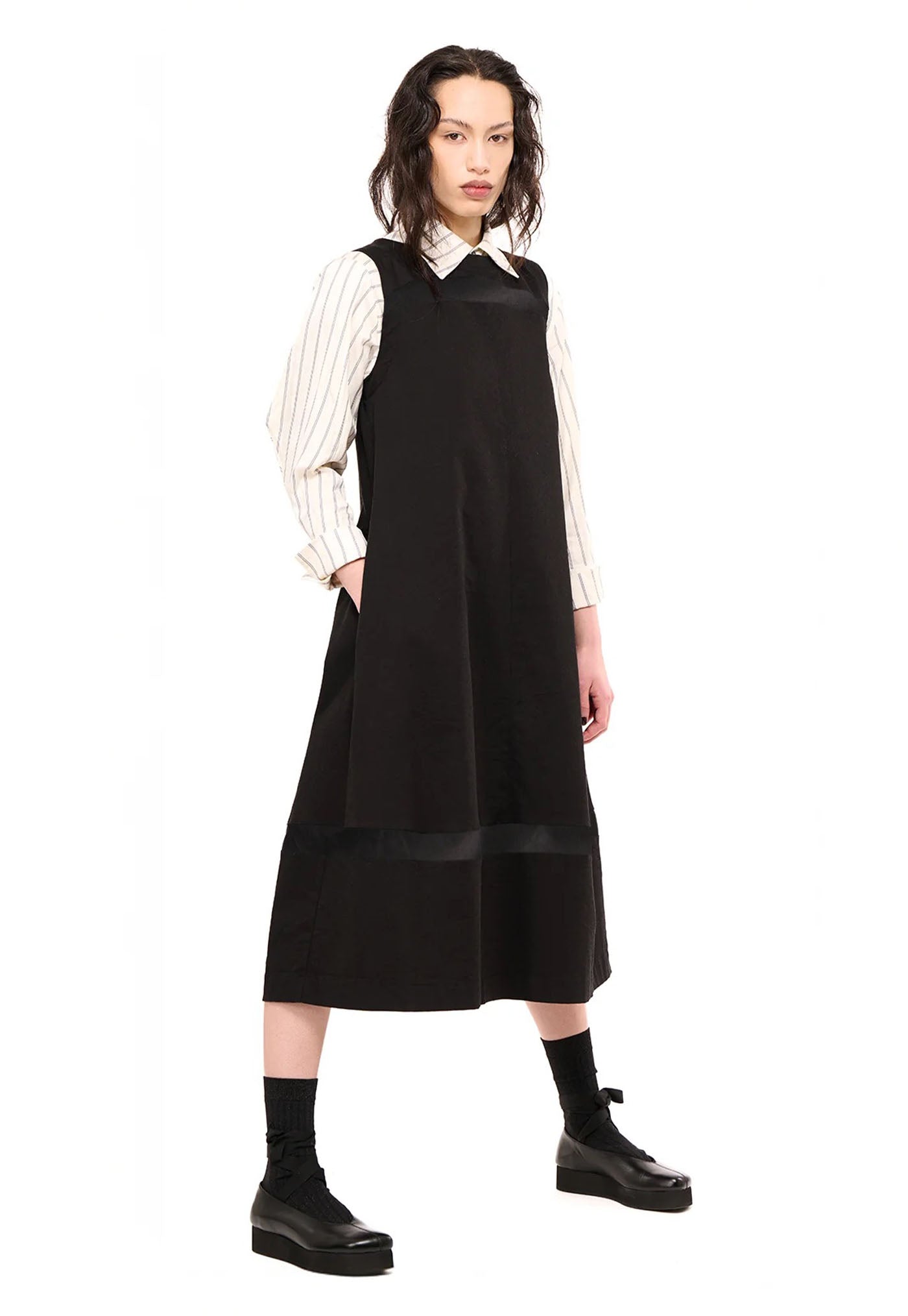 Returns Pinny - Black