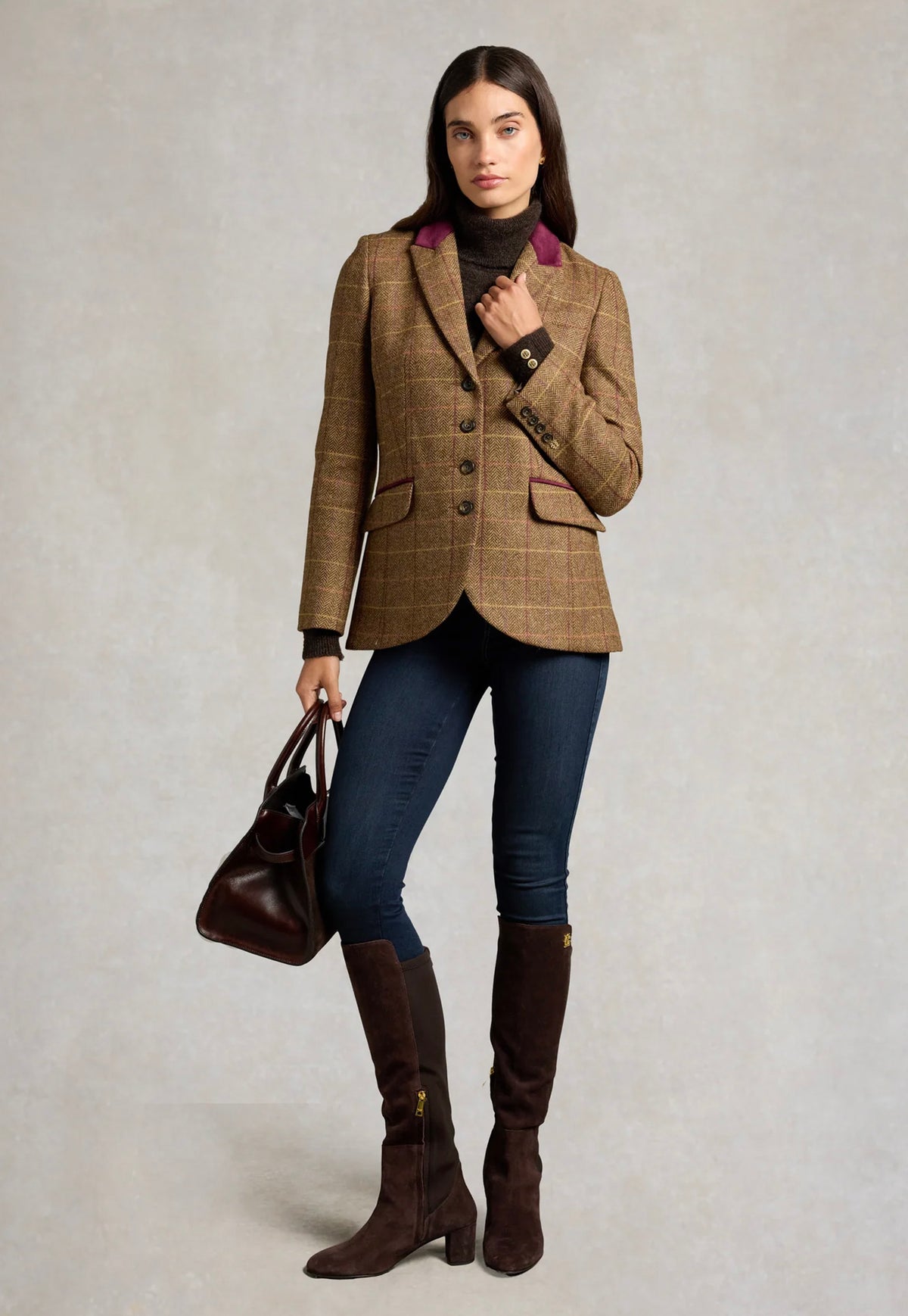 Holland Cooper Hacking Jacket in Buckingham Tweed, featuring a tailored fit and contrasting suede collar.
