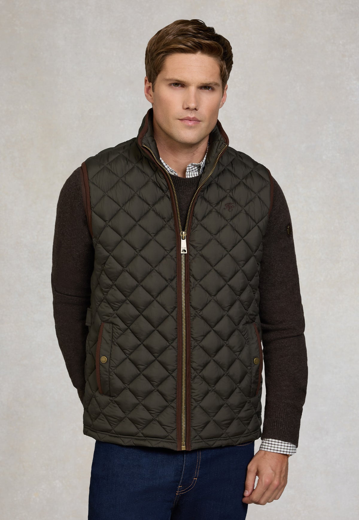 Holland Cooper Men’s Country Quilted Gilet in Khaki, men’s khaki green diamond quilted gilet with faux leather binding and chest embroidery.